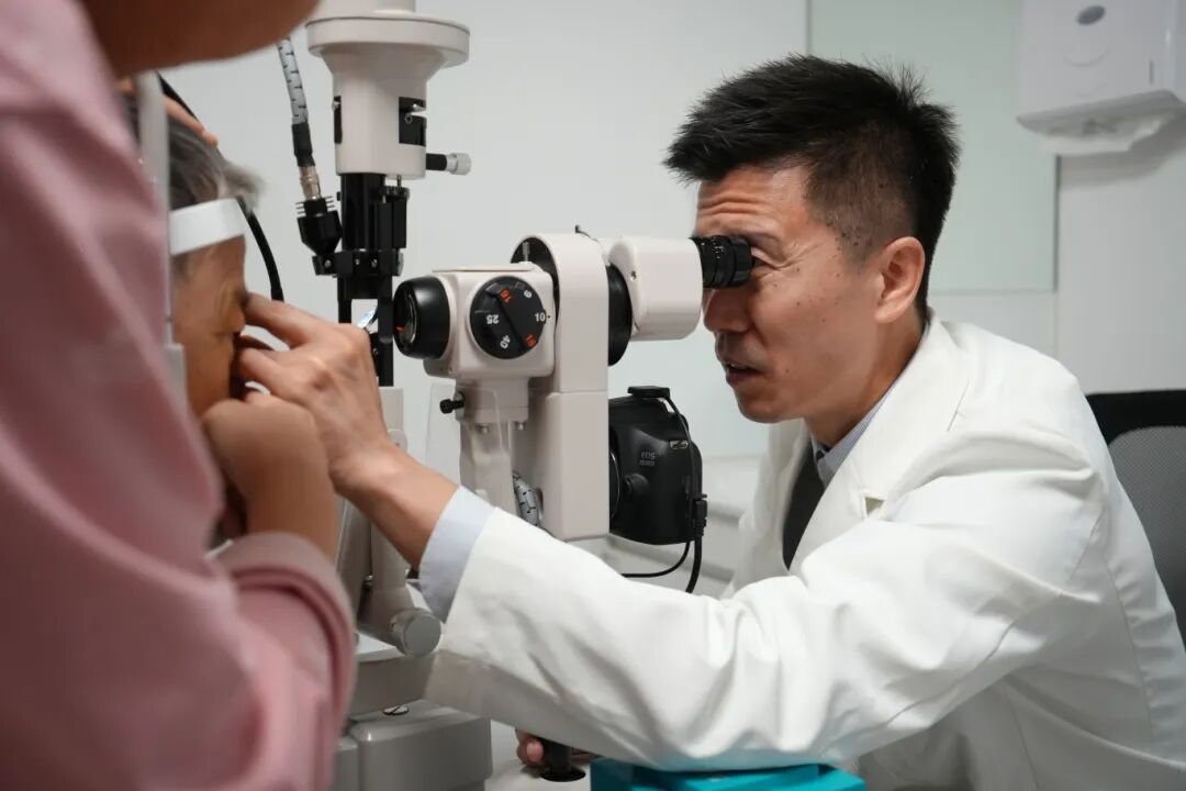 十年信賴，兩場(chǎng)手術(shù)為聾啞阿姨守住光明！